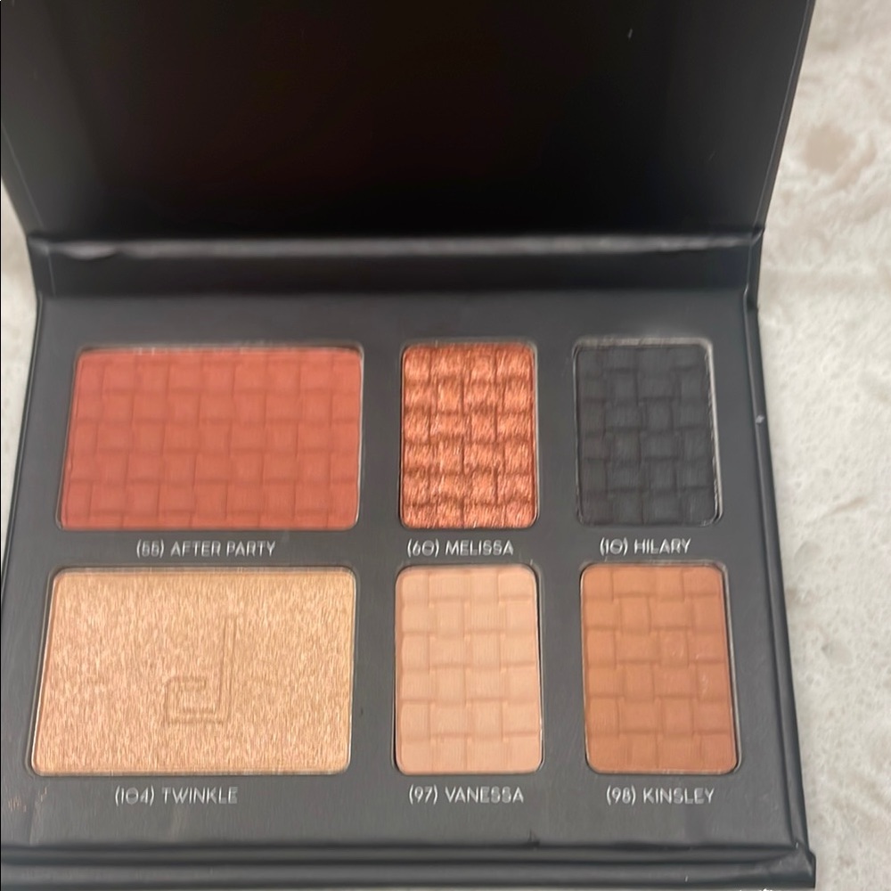 Doucce on the go Eyeshadow Palette BRAND NEW